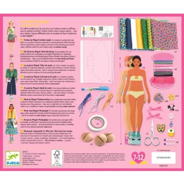 Coffret La mode by Magali – Atelier de mode DJECO 9336 avec mannequin en maillot bikini, tissus colorés, accessoires couture et outils de mode sur fond rose.