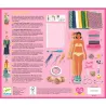 Coffret La mode by Magali – Atelier de mode DJECO 9336 avec mannequin en maillot bikini, tissus colorés, accessoires couture et outils de mode sur fond rose.