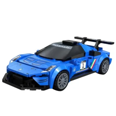 Voiture de course Maserati MC20 GT2 en briques Cada à 240 pièces, bleu vif avec aileron arrière et détails noirs.
