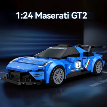 Miniature 1:24 Maserati GT2 en pièces, voiture de course bleue avec stickers et aileron, vue dynamique.