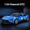 Miniature 1:24 Maserati GT2 en pièces, voiture de course bleue avec stickers et aileron, vue dynamique.