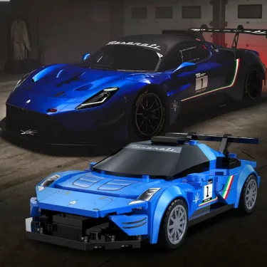 Maserati MC20 GT2 en version Cada, modèle bleu avec carrosserie détaillée et sponsor Maserati, voiture de course Cada sur fond sombre.