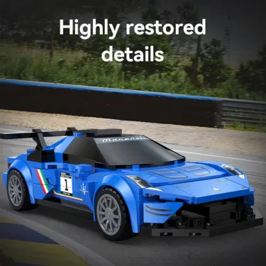 Voiture Maserati MC20 GT2 CADA, bleue, sur piste, détails restaurés et décoration racer avec sticker italien. 240 pièces.