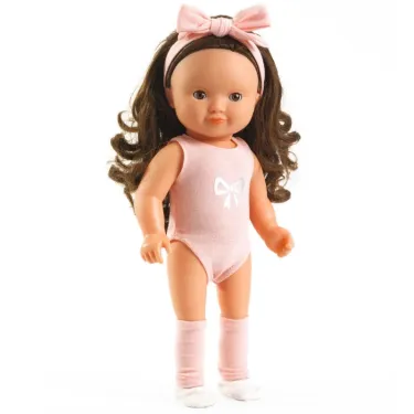 Poupée Lovely Roxane POMEA de Djeco 7766 en body rose, chaussettes et headband à nœud, cheveux bruns ondulés.