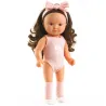 Poupée Lovely Roxane POMEA de Djeco 7766 en body rose, chaussettes et headband à nœud, cheveux bruns ondulés.
