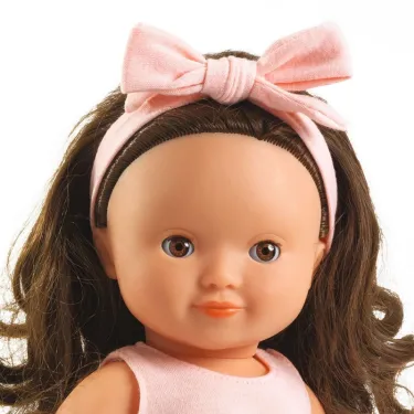 Poupée POMEA Djeco 7766 Lovely Roxane avec cheveux bruns, serre tête rose et nœud, regard doux et sourire.