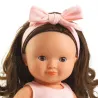 Poupée POMEA Djeco 7766 Lovely Roxane avec cheveux bruns, serre tête rose et nœud, regard doux et sourire.