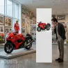 Moto Suzuki Hayabusa en briques CADA sur un support dans un musée de sport mécanique avec un spectateur