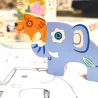 Puzzle relief en bois Rondo Dog DJECO 1105: éléphant en bois bleu en avant-plan avec dessins colorés et pièces en arrière-plan.