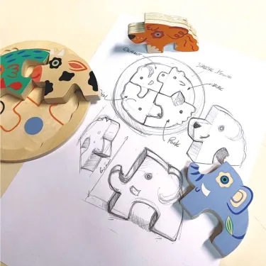 Puzzle relief en bois Rondo Dog DJECO 1105 avec pièces animaux colorés et dessins esquissés sur papier.