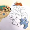 Puzzle relief en bois Rondo Dog DJECO 1105 avec pièces animaux colorés et dessins esquissés sur papier.