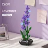 Lavande en pièces de construction florale moderne CADA, grande plante violette sur base noire, affichée sur bureau.
