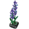 Lavande CADA 205 pièces – ensemble de construction florale moderne avec tiges violettes et feuilles vertes sur socle noir.