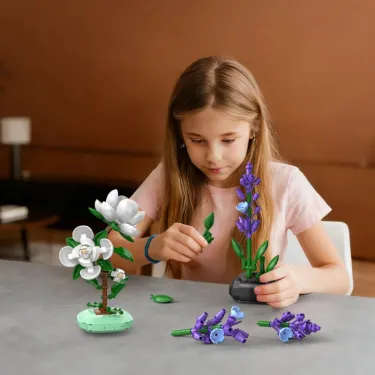 Jeune fille assemble des fleurs artificielles avec des pièces de Lavande CADA 205 pièces, décor floral moderne.