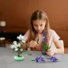 Jeune fille assemble des fleurs artificielles avec des pièces de Lavande CADA 205 pièces, décor floral moderne.