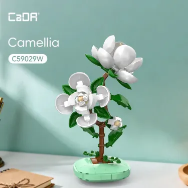 Camellia CADA 301 pièces : arbre florale en briques Cada avec fleurs blanches sur socle vert, décor lumineux.