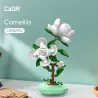 Camellia CADA 301 pièces : arbre florale en briques Cada avec fleurs blanches sur socle vert, décor lumineux.