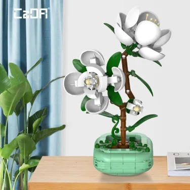 composition végétale en briques Camellia CADA 301 pièces, petit arbre décoratif en fleurs blanche, posé sur socle vert pâle.