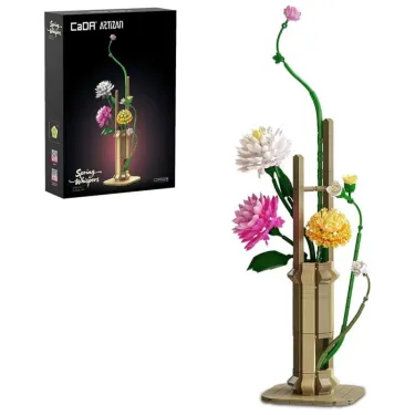 Kit de construction Cada fleurs printemps - plus de 600 pièces: arrangement de fleurs colorées autour d’une colonne beige sur socle, avec boîte packaging noire.