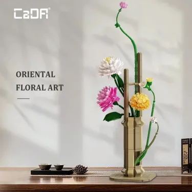 Kit de construction Cada fleurs printemps avec plus de 600 pièces, vase ornemental floral oriental en fleurs multicolores sur socle beige.