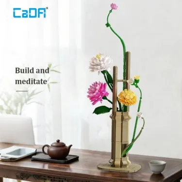 Kit de construction Cada fleurs printemps avec plus de 600 pièces décoratives formant un arrangement floral sur support couleur bois, posé sur une table.