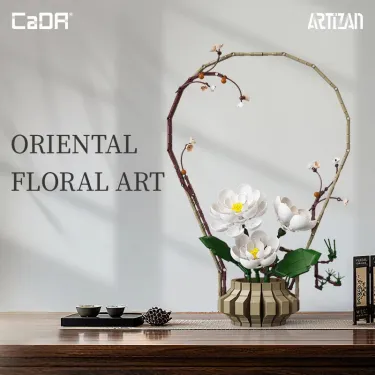 Kit de construction Cada fleurs Hiver avec plus de 900 pièces, bouquet floral oriental en sculptures de fleurs blanches et support fin.
