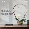 Kit de construction Cada fleurs Hiver avec plus de 900 pièces, bouquet floral oriental en sculptures de fleurs blanches et support fin.