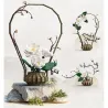 Kit de construction Cada fleurs Hiver: sculpture florale en bois avec fleurs blanches et bouquet sur socle rocheux, décor hivernal.