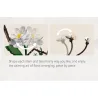 Kit de construction Cada fleurs Hiver, démonstration d’assemblage: fleurs blanches et feuilles avec instructions de modelage pièce par pièce, plus de 900 pièces de décoration.
