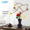 Kit de construction Cada fleurs Automne avec plus de 750 pièces, vase géométrique bleu décoré de branches et fleurs en briques ABS.