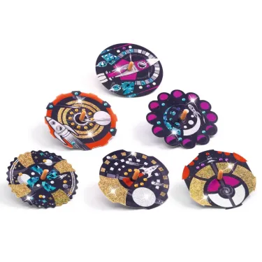 Toupies à personnaliser Hypno Cosmos DIY DJECO 7987: six toupies décorées sur fond blanc, motifs cosmiques et colorés avec pions