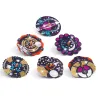 Toupies à personnaliser Hypno Cosmos DIY DJECO 7987: six toupies décorées sur fond blanc, motifs cosmiques et colorés avec pions