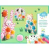 Animaux décorés de pompons colorés pour activité DIY, dans l’herbe, jeu créatif DJECO 0965 pour enfants +18m