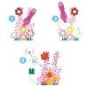 Démonstration étape par étape d’un jouet "Points et pompons" DJECO 0965 en forme de lapin floral rose, avec pompons orange et détails verts au sol.