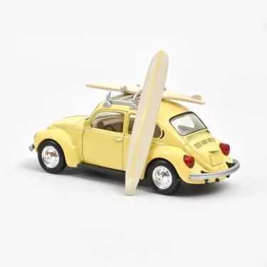 Voiture miniature Volkswagen Coccinelle 1303 1973 jaune pastel NOREV 1/43 avec planche de surf attachée sur le toit.