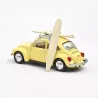 Voiture miniature Volkswagen Coccinelle 1303 1973 jaune pastel NOREV 1/43 avec planche de surf attachée sur le toit.