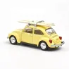 Volkswagen Coccinelle 1303 1973 NOREV 1/43 en jaune pastel avec planches de surf sur le toit, modèle réduit détaillé.