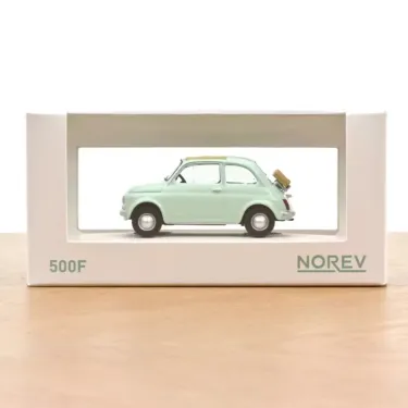 Fiat 500 F 1965 bleu pastel réduit en maquette NOREV 1/43 dans sa boîte blanche à fenêtre