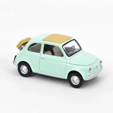 Fiat 500 F 1965 en pastel bleu avec toit beige et bagage sur la véronique du coffre, miniature NOREV 1/43, vue de côté.