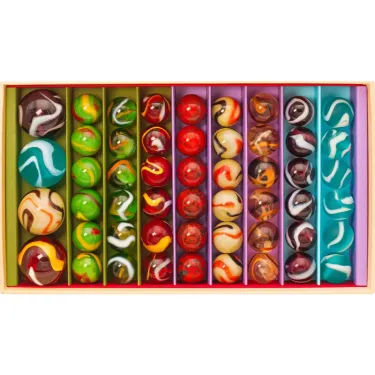 Grand coffret de billes "Dinosaures" Billes & Co avec de nombreuses billes colorées et décorées, rangées par rangées dans un coffret coloré.