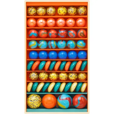 Grand coffret Horus de billes et Co : boîte rouge-orange garnie de billes multicolores rangées par rangées au format organique.