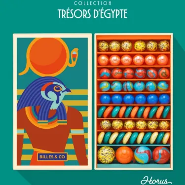 Grand coffret de billes "Horus" Billes & Co: boîte ouverte dévoilant une collection colorée de billes multicolores rangées dans des compartiments.
