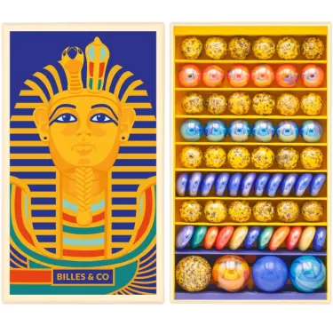 Grand coffret de billes "Toutankhamon" Billes & Co, pose latérale dévoilant multiples billes colorées et motifs égyptiens.