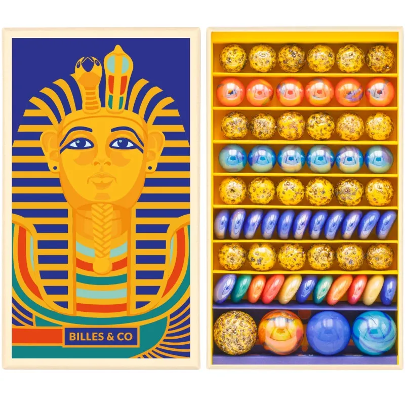Grand coffret de billes "Toutankhamon" Billes & Co, pose latérale dévoilant multiples billes colorées et motifs égyptiens.