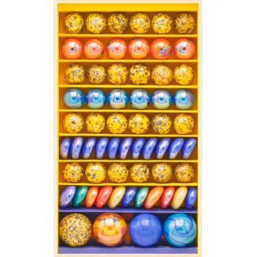 Grand coffret de billes "Toutankhamon" Billes & Co: coffret jaune rempli de rangées de billes colorées et variées.