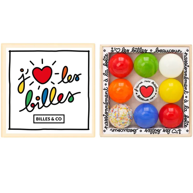 Coffret de 9 billes calots “J’aime les billes” Billes & Co, boîte ouverte montrant huit billes colorées et une bille décorée au centre.
