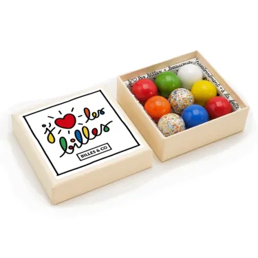 Coffret de 9 billes calots multicolores dans une boîte crème, contenant des billes décorées, logo « J’aime les billes » Billes & Co sur le couvercle.