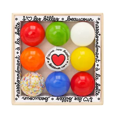 Coffret de 9 billes calots multicolores avec cœur au centre, emballage en bois, motif « j’aime les billes ».