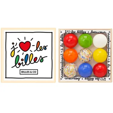 Coffret de 9 billes calots colorées dans une boîte en bois, publicité “j’aime les billes” par Billes & Co, intérieur avec billes multicolores.