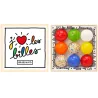 Coffret de 9 billes calots colorées dans une boîte en bois, publicité “j’aime les billes” par Billes & Co, intérieur avec billes multicolores.